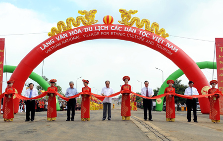 ບ້ານວັດທະນະທຳທ່ອງທ່ຽວບັນດາເຜົ່າຫວຽດນາມ ດຶງດູດການລົງທຶນ